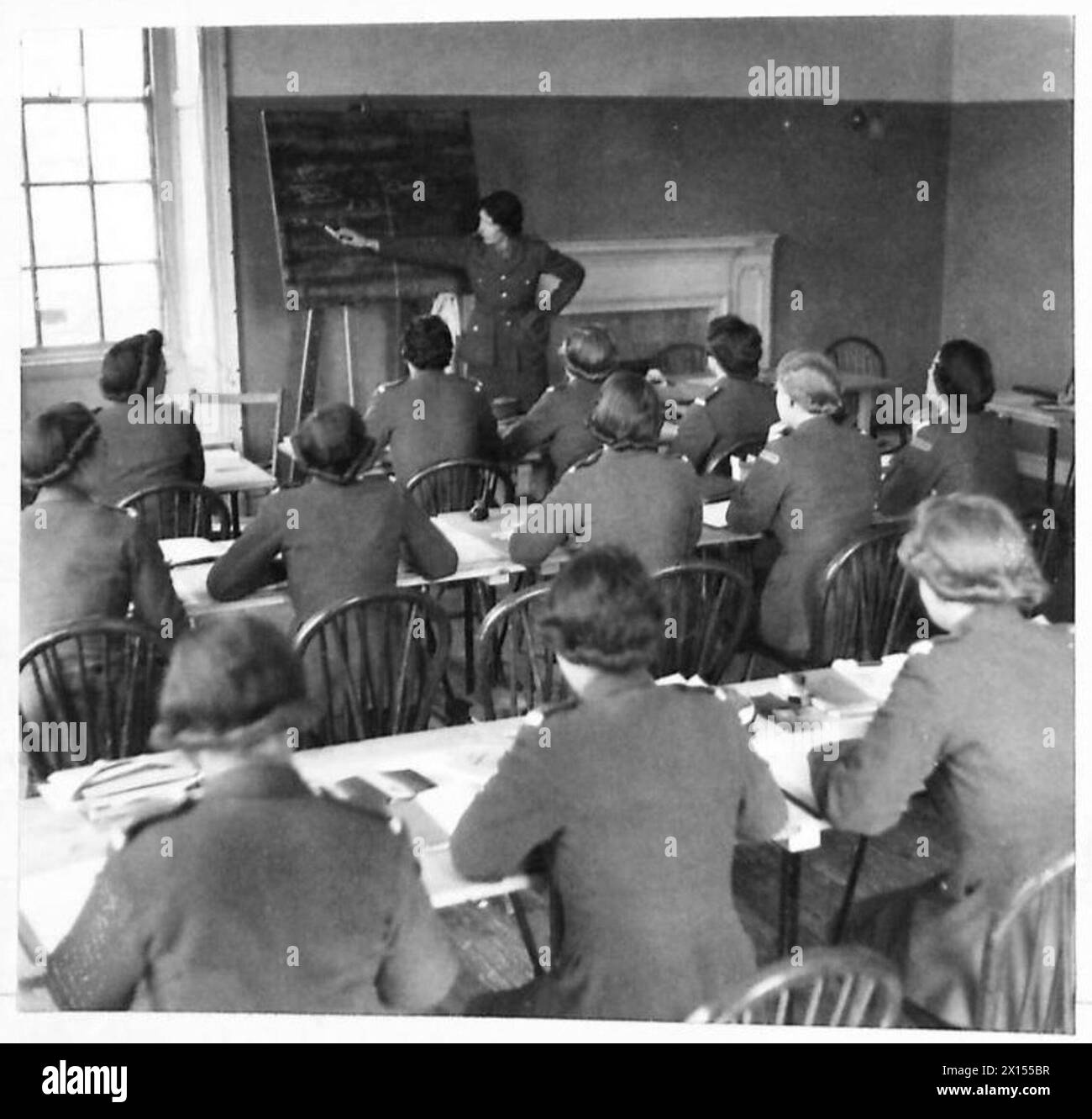 Un istruttore conduce una lezione per cadetti ufficiali in un'unità di addestramento A.T.S. Foto Stock