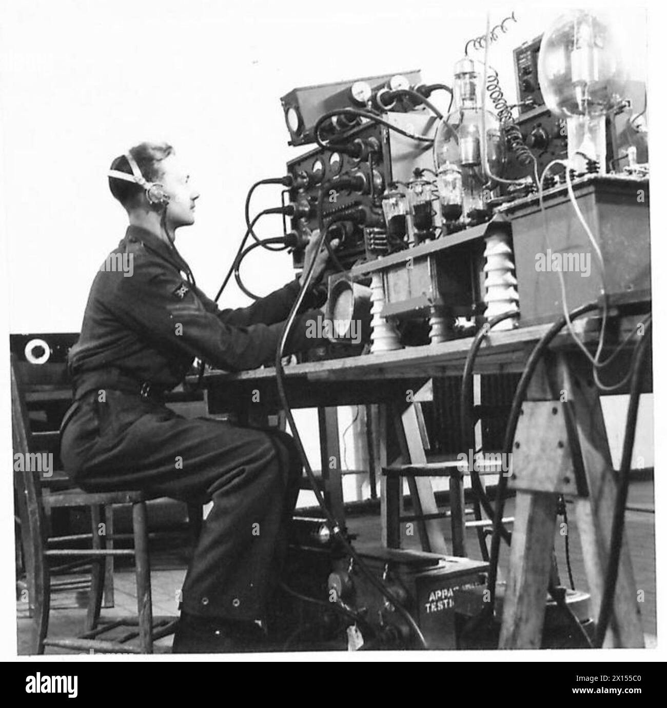 Una recluta di radiolocalizzazione gestisce apparecchiature radio complesse durante le esercitazioni di addestramento dell'esercito britannico. Foto Stock