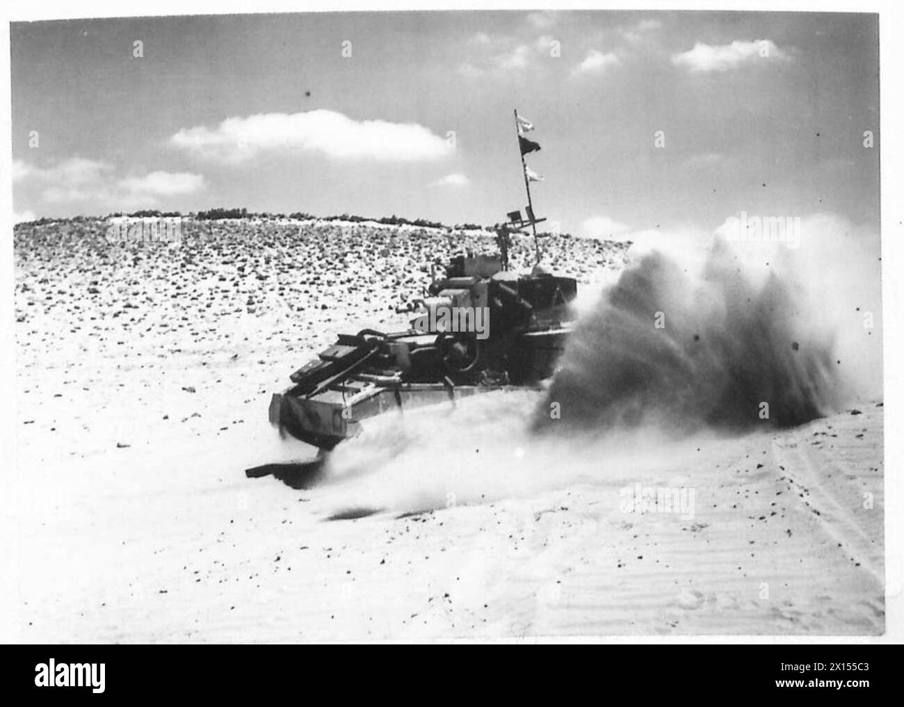 Fotografia di carri armati dell'esercito britannico che pattugliano nel deserto, parzialmente oscurati da nuvole di sabbia. Foto Stock