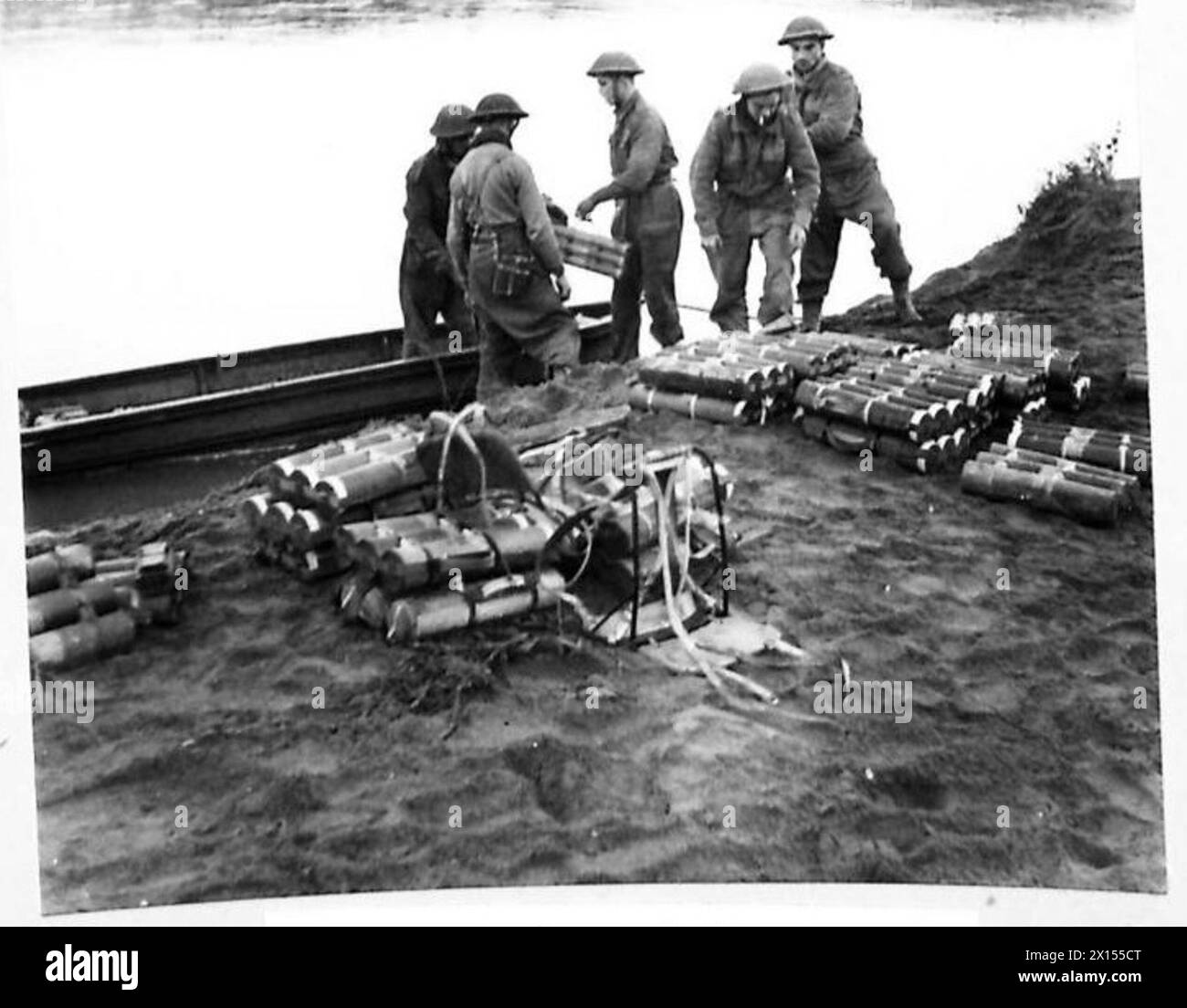 Le truppe della Quinta Armata caricano munizioni su una barca d'assalto mentre attraversano il fiume Volturno. Foto Stock