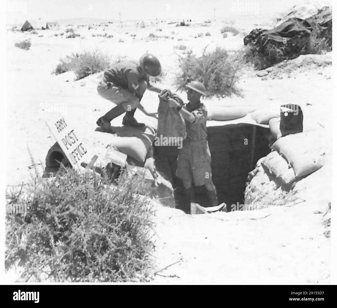 Le mail sono state scaricate in un ufficio postale nel deserto, mostrando la consegna e l'organizzazione della corrispondenza in aree militari remote. Foto Stock