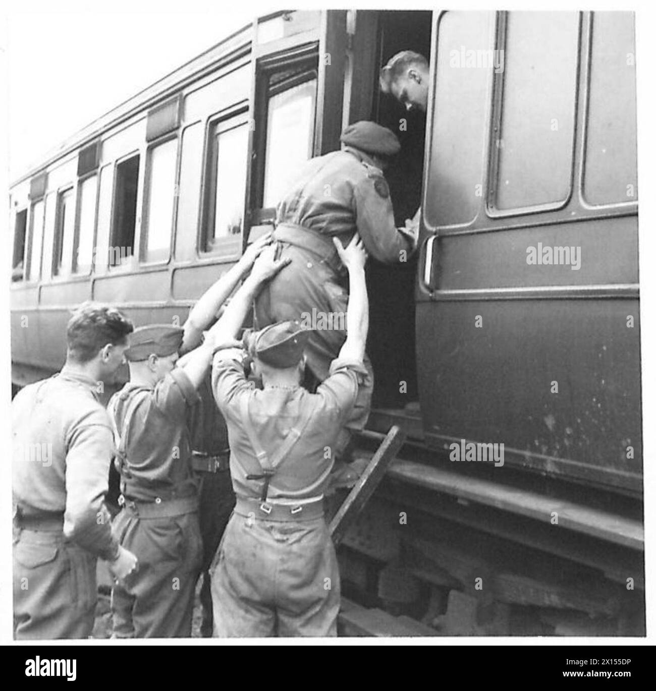 Un Commando ferito viene assistito su un treno per il trasporto a casa dopo il servizio attivo, British Army. Foto Stock