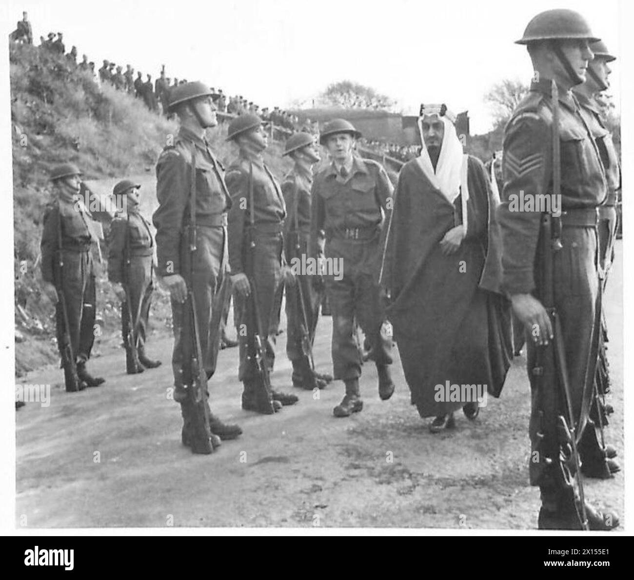 L'emiro Feisal bin 'Abd al-Aziz visitò dover, ispezionando una guardia d'onore al castello di dover durante un evento militare formale. Foto Stock