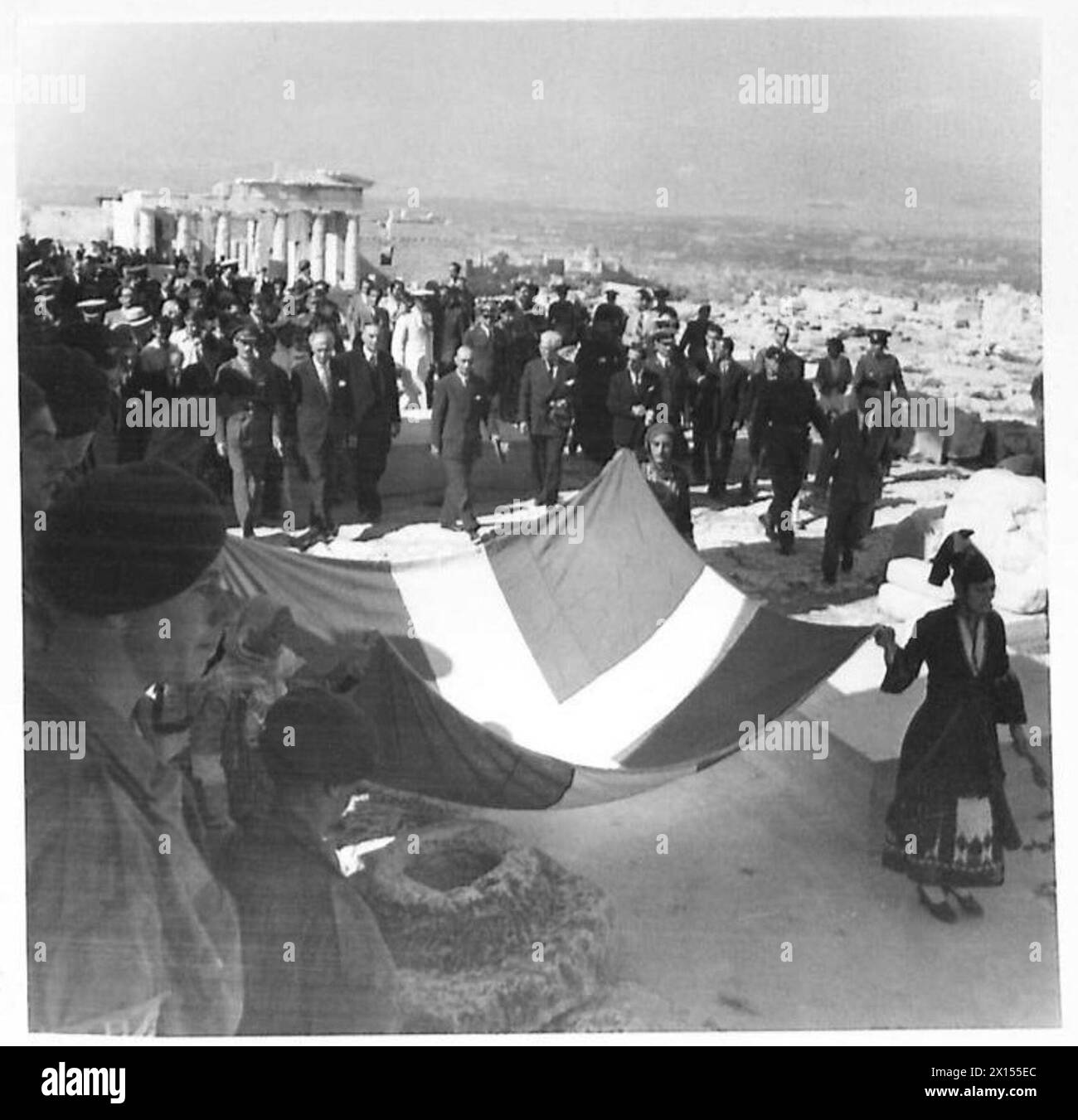 Il primo ministro e i funzionari greci, guidati da portabandiera, camminano fino al Partenone per segnare l'ingresso del nuovo governo in Grecia. Foto Stock