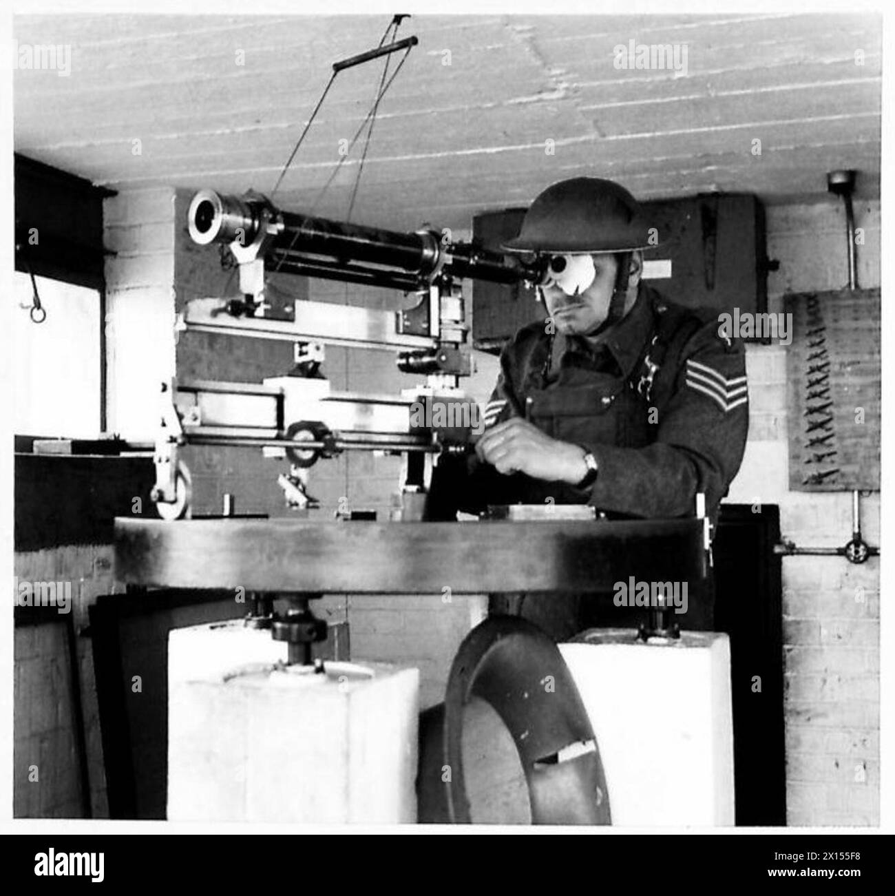 Un rilevatore di posizione dell'esercito britannico mantiene una veglia costante nella sua stazione di difesa costiera. Foto Stock