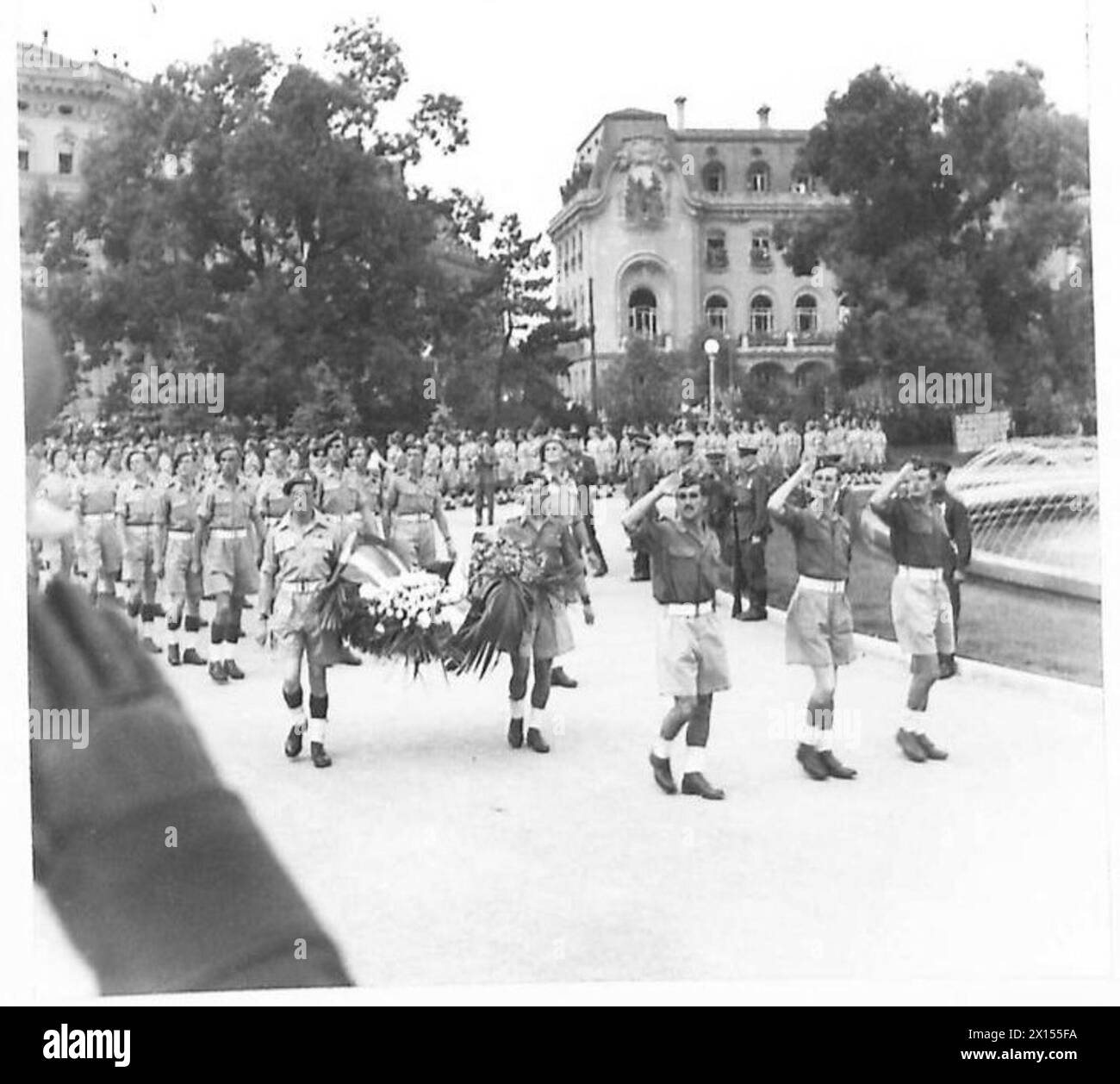 Il Russian Memorial di Vienna è stato inaugurato con una cerimonia di posa delle ghirlande, mentre i Fucilieri del Lancashire marciano oltre come parte di un evento formale dell'esercito britannico. Foto Stock