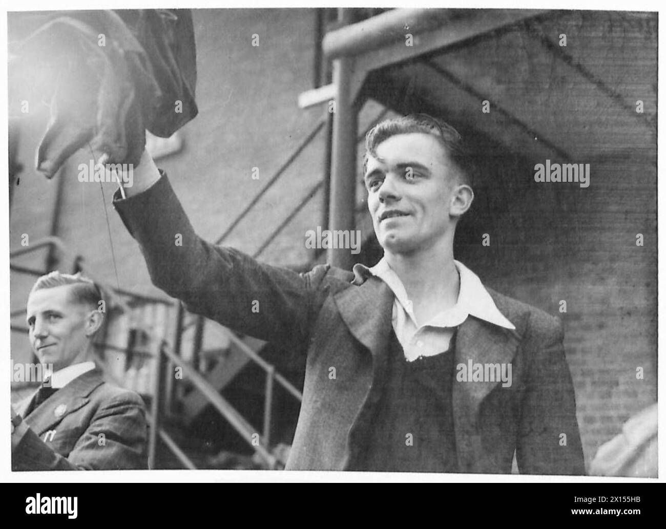 Il soldato Langley regge la sua uniforme mentre il quartiermastro la ispeziona durante il reclutamento e la preparazione dell'esercito britannico Foto Stock Il soldato Langley regge la sua uniforme mentre il quartiermastro la ispeziona durante il reclutamento e la preparazione dell'esercito britannico Foto Stock