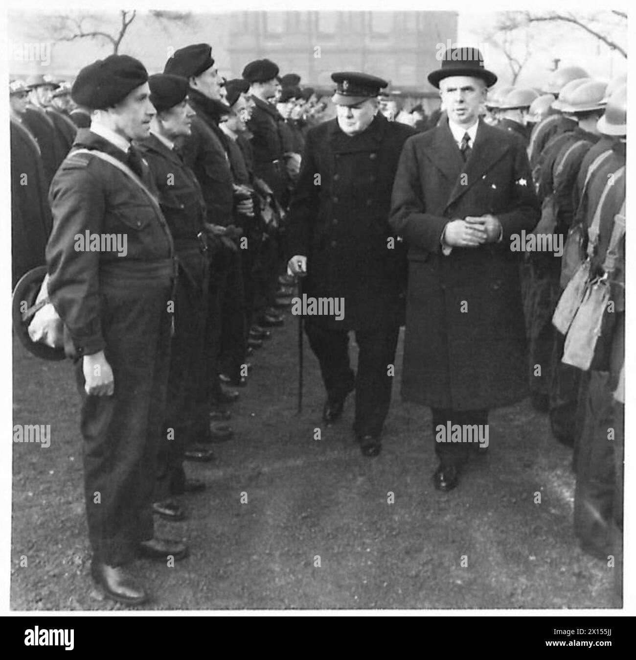 Il primo ministro Winston Churchill ispeziona i lavoratori della A.R.P. a Glasgow, accompagnati dal Lord Provost, durante una visita relativa all'esercito britannico. Foto Stock
