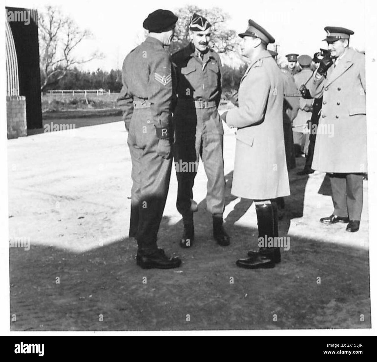 Sua Maestà il Re parla con il sergente Candow dell'ottavo Ussari durante una visita alle truppe d'invasione, British Army. Foto Stock