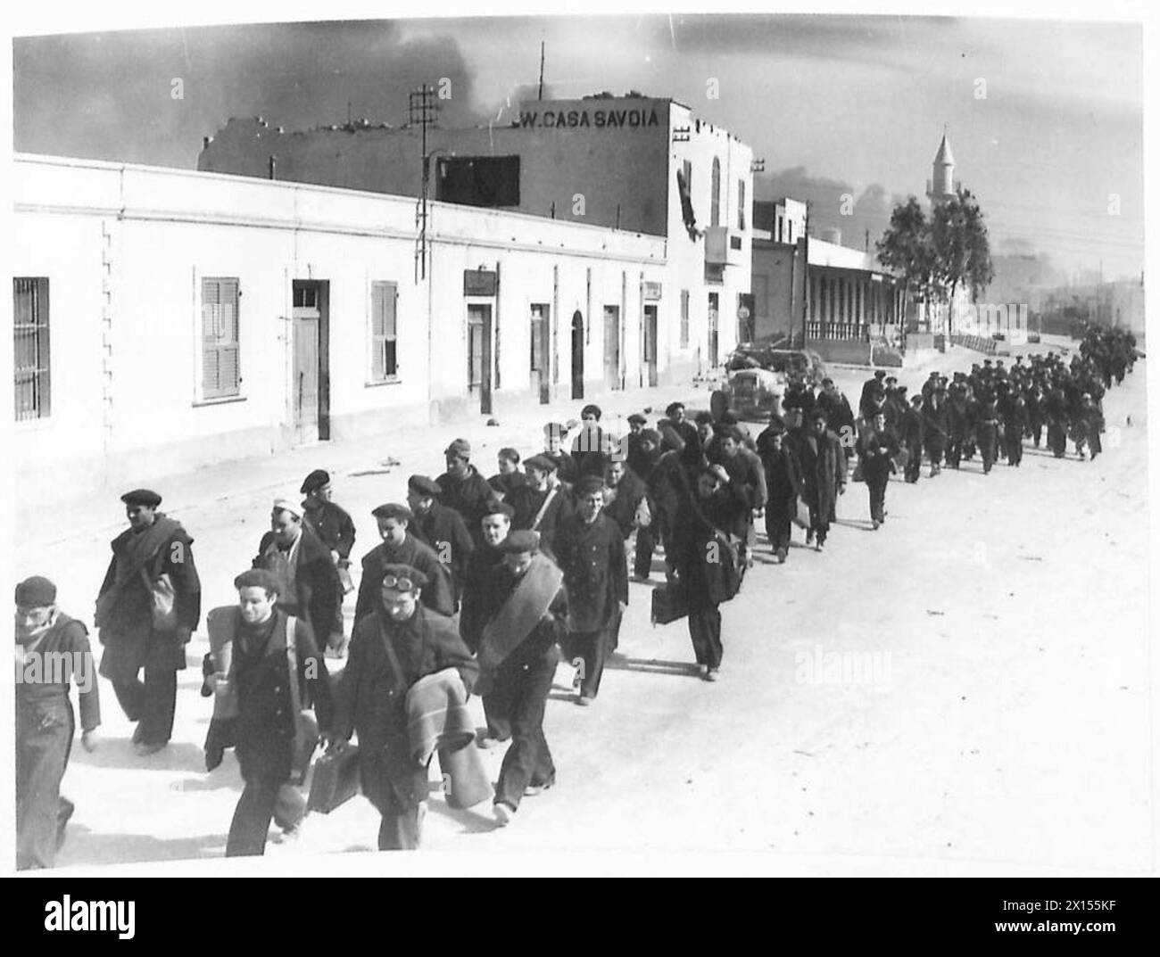 LA CADUTA DI TOBRUK - prigionieri navali italiani che marciano attraverso la città di Tobruk verso una base di prigionieri di guerra dell'esercito britannico Foto Stock