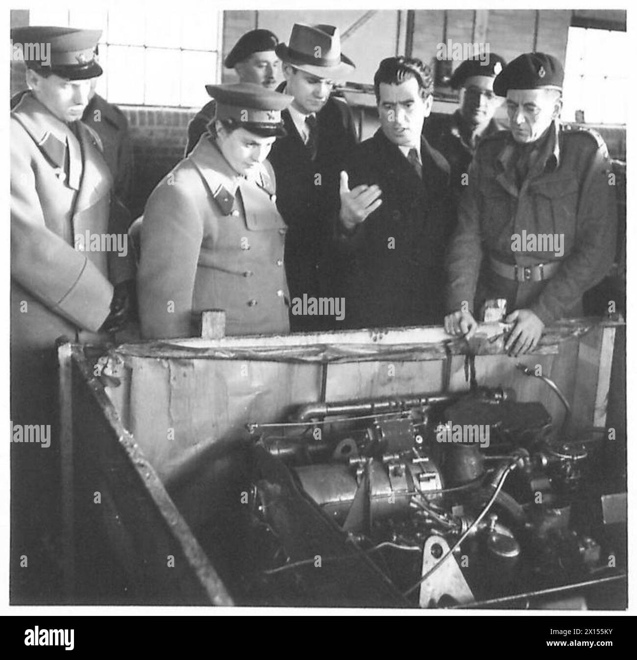 Ai delegati russi viene mostrato un nuovo motore pronto per l'installazione presso una struttura della Guards Brigade da parte del personale dell'esercito britannico. Foto Stock