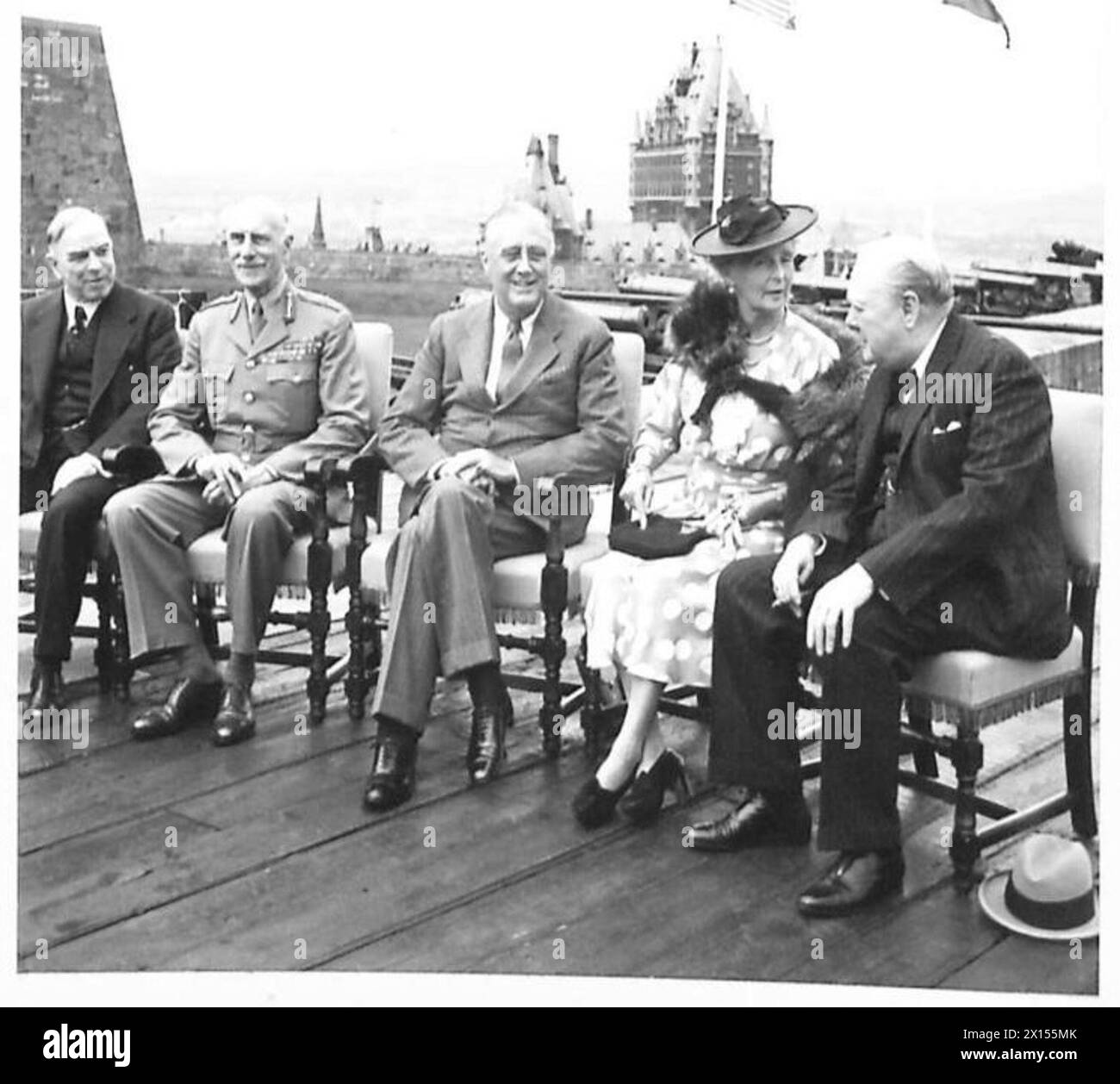 Il presidente Roosevelt, il signor Churchill e i dignitari che accompagnano vengono fotografati sulla terrazza della Cittadella in Quebec durante le cerimonie ufficiali ospitate dall'esercito britannico. Foto Stock