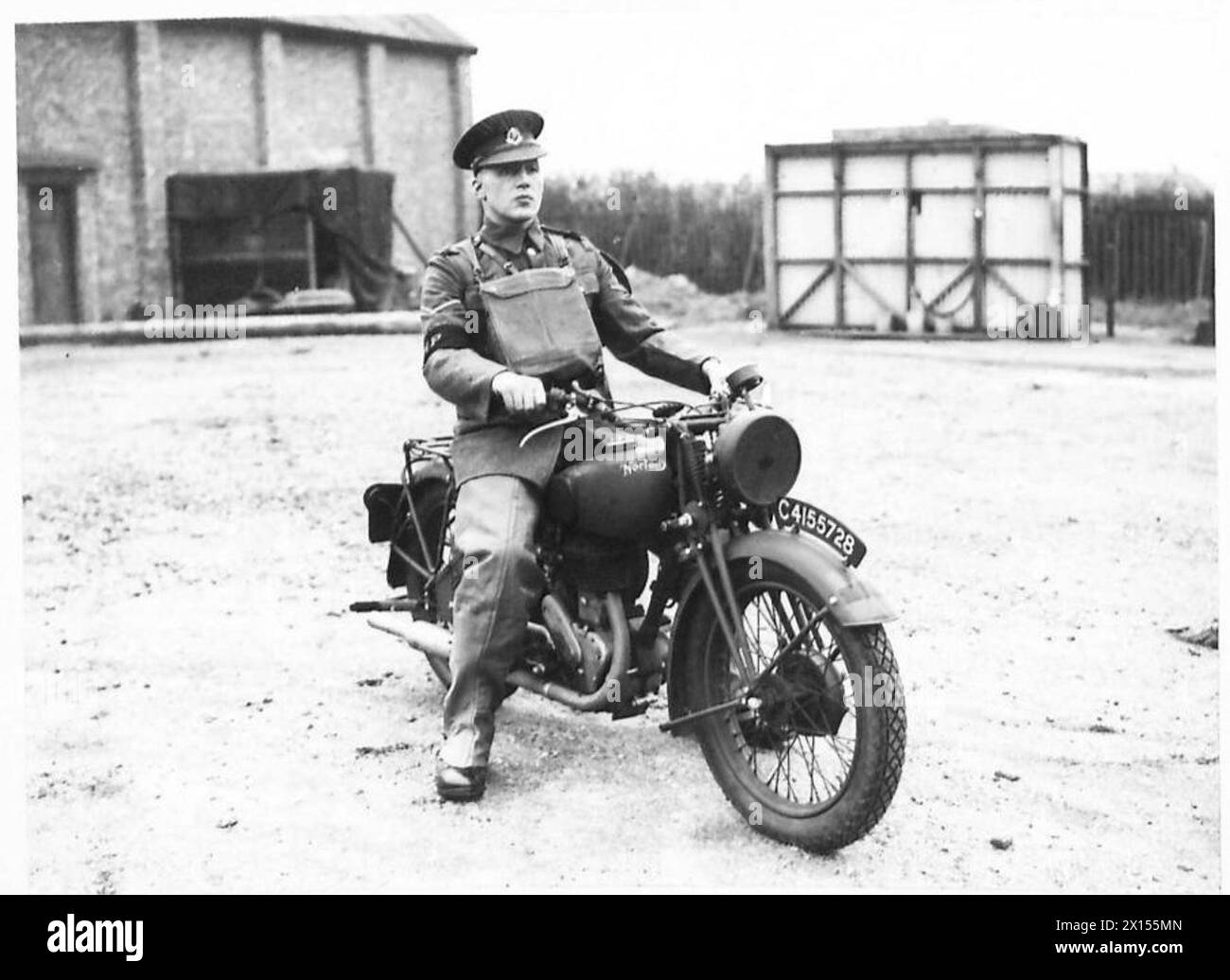 I motociclisti dell'esercito britannico sono fotografati per essere utilizzati in un poster del War Office, che mostra il personale militare sulle motociclette durante l'addestramento o le operazioni. Foto Stock