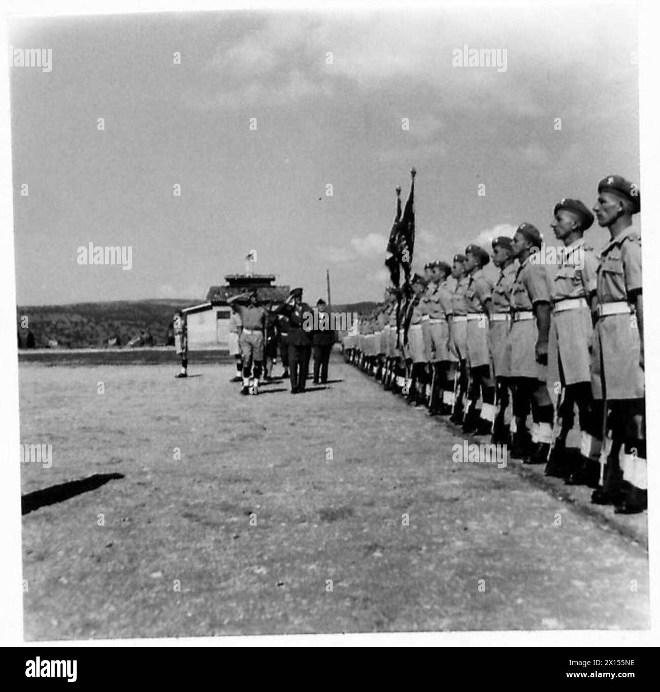 L'ufficiale generale comandante in capo visita la Grecia per ispezionare il 2° battaglione dei fucilieri reali, osservando la presentazione dei colori, del passato di marzo e di altre attività di parata. Foto Stock