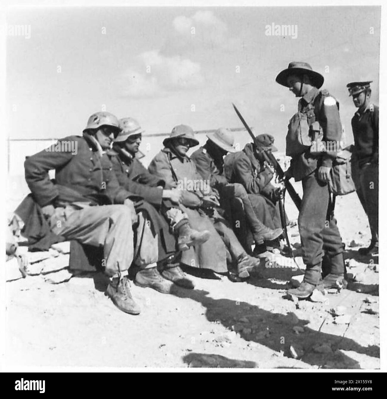 I prigionieri dell'esercito tedesco catturati nel deserto occidentale sono scortati sotto la guardia australiana durante l'avanzata tedesca in Nord Africa. Foto Stock