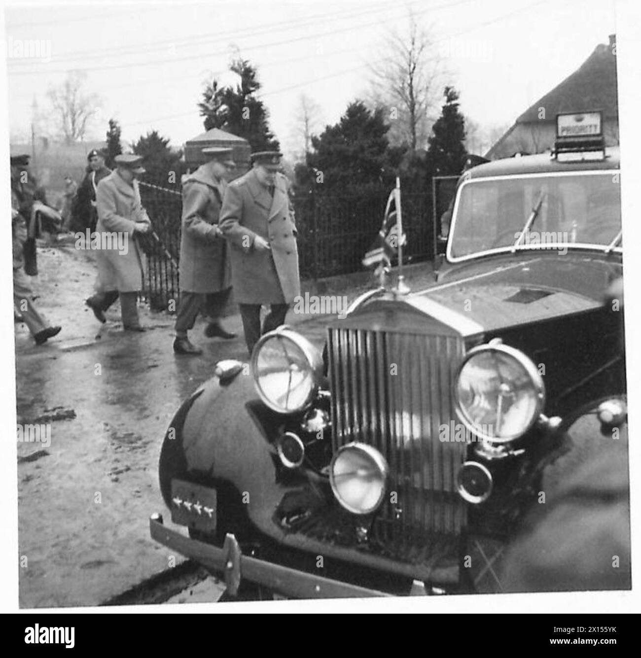 Il primo ministro visita i settori canadese e britannico del fronte occidentale con il generale Crearer e i feldmarescialli Montgomery e Brooks, partendo dal quartier generale del generale Crearer verso la linea del fronte, British Army, 21st Army Group. Foto Stock