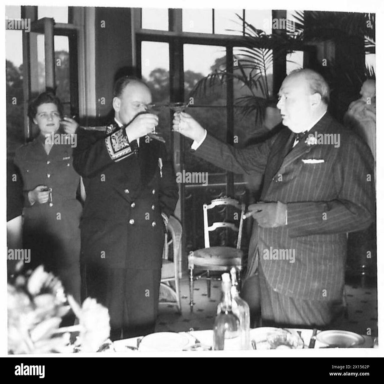 Il primo ministro e l'ambasciatore sovietico si scambiano un brindisi all'ambasciata sovietica durante un impegno diplomatico ufficiale. Foto Stock