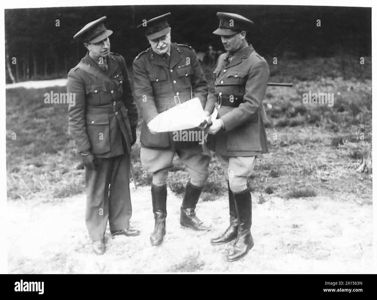 Una batteria di artiglieria media conduce esercitazioni in condizioni di servizio attive in Inghilterra, con procedure spiegate al personale. Foto Stock