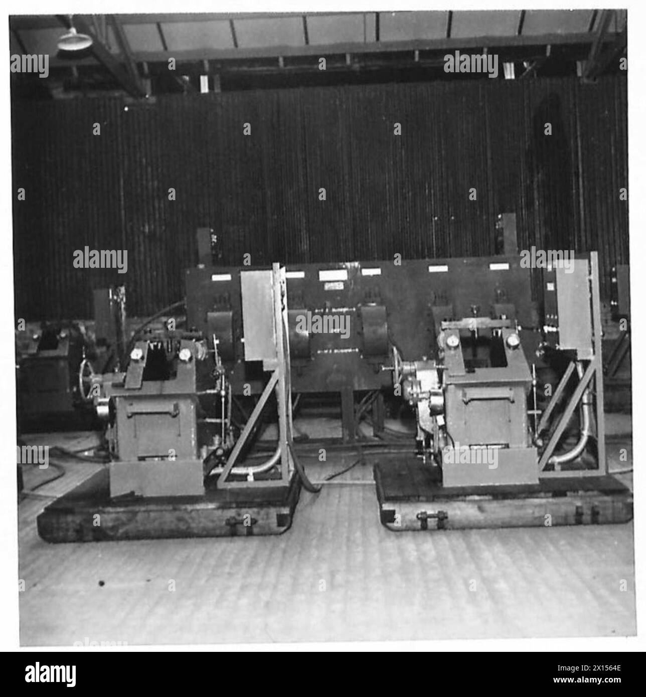 La revulcanizzazione degli pneumatici a Old Dalby viene eseguita nello stabilimento dell'unità cavità Dunlop con pannelli di distribuzione Foto Stock