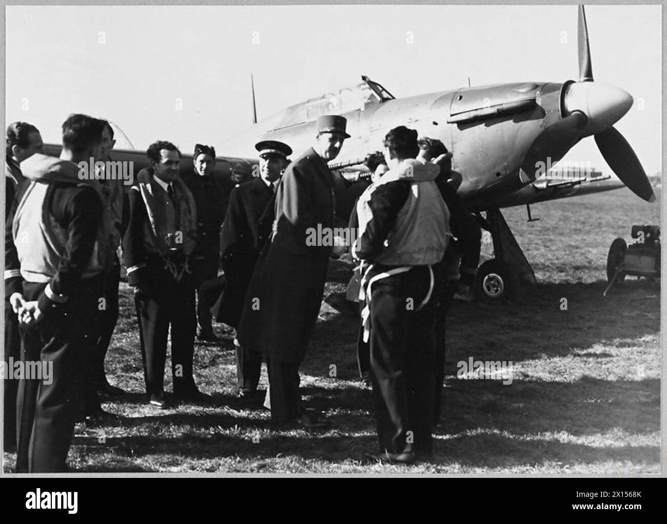 Generale de Gaulle con piloti francesi liberi. Sullo sfondo c'è un uragano a quattro cannoni. Foto Stock