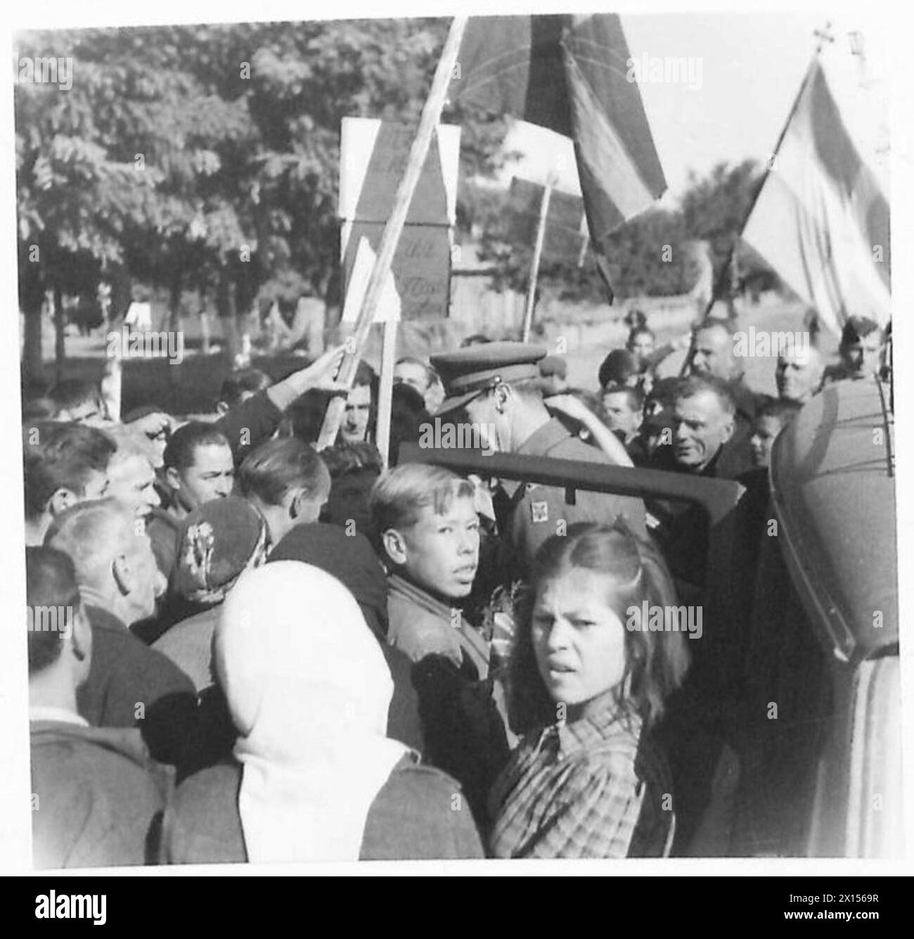 La folla nel villaggio di Perdika tifa il governo della Grecia durante il suo tour di ispezione lungo il tragitto per Kozani. Foto Stock La folla nel villaggio di Perdika tifa il governo della Grecia durante il suo tour di ispezione lungo il tragitto per Kozani. Foto Stock