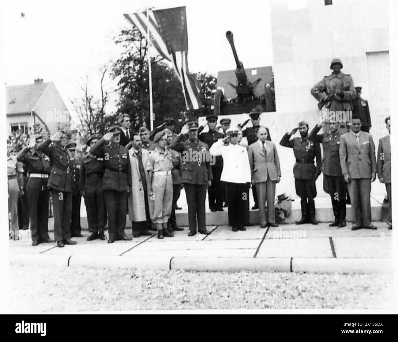 I rappresentanti alleati salutano durante la presentazione dei memoriali russi e jugoslavi mentre viene suonato l'inno nazionale jugoslavo Foto Stock