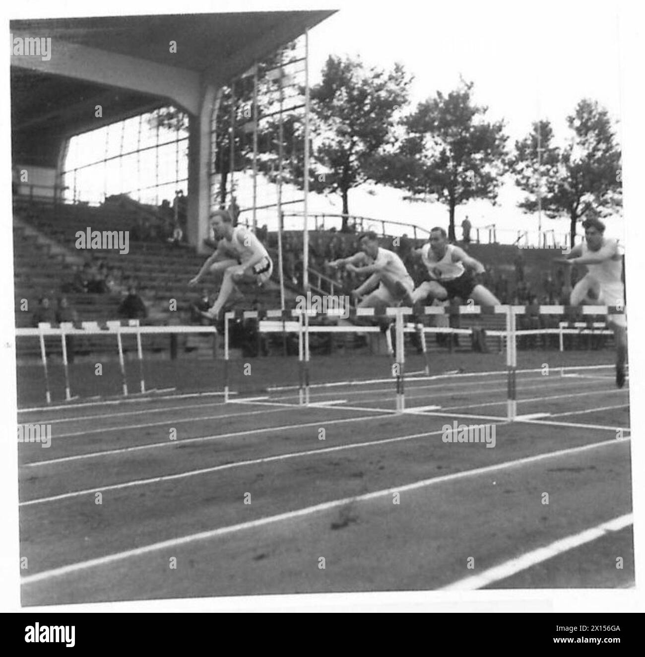 L'esercito britannico del Reno detiene campionati di atletica inter-corpo, tra cui la finale di 110 metri ostacoli vinta dal CSM Cox, seguita dal tenente Binfield, dal capitano Eddison e dal tenente colonnello Pope. Foto Stock