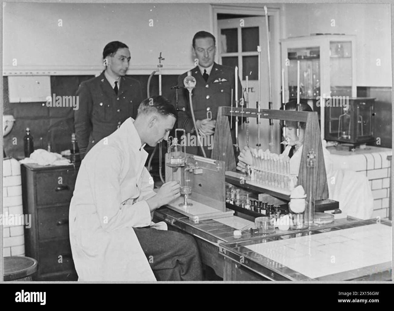 Vengono mostrati dipartimenti speciali di un laboratorio patologico RAF, evidenziando la ricerca medica e il supporto al personale durante la guerra. Foto Stock