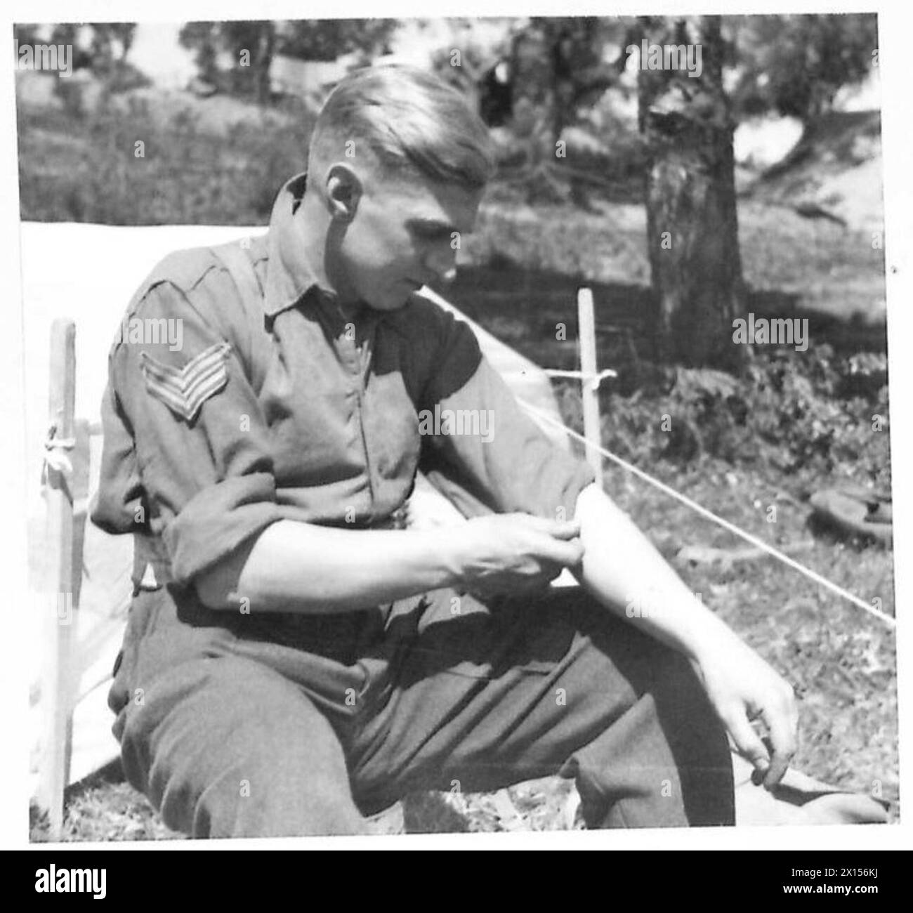 Alla testa di ponte di Anzio, Kerly si abbassa le maniche per ridurre l'esposizione durante le misure di prevenzione della malaria. Foto Stock