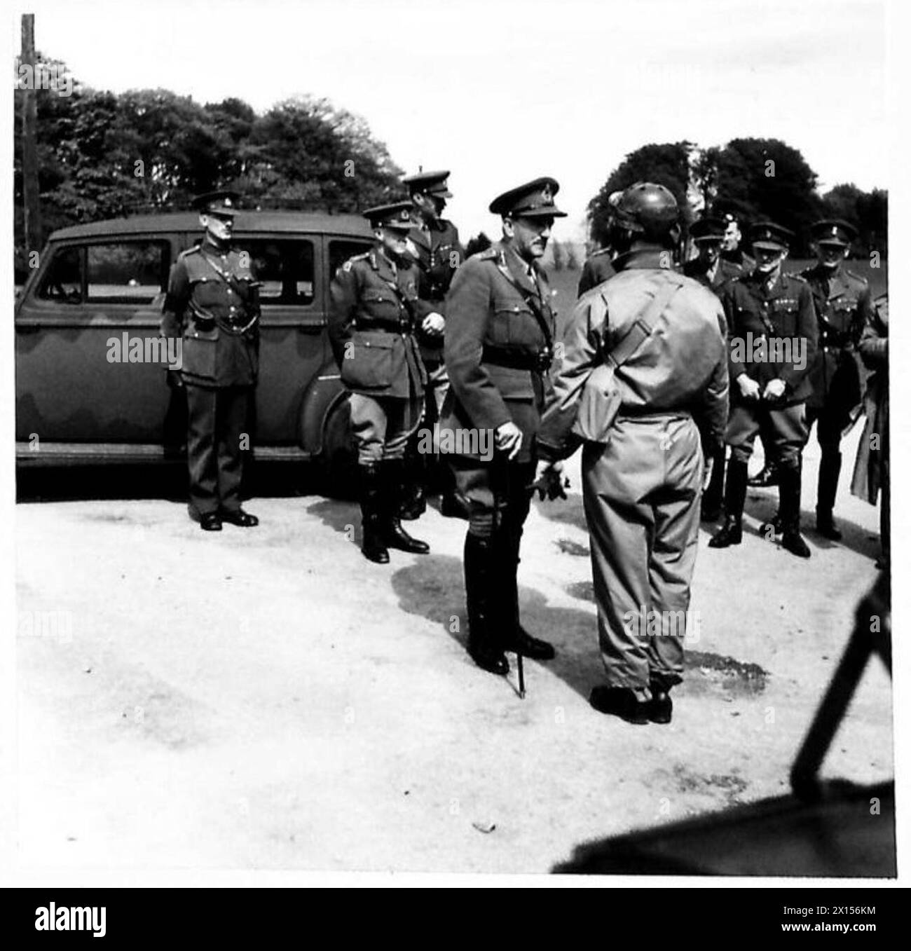 Negativo - il generale Sir Alan Brooke parla con il personale dei carri armati americani leggeri dell'esercito britannico Foto Stock