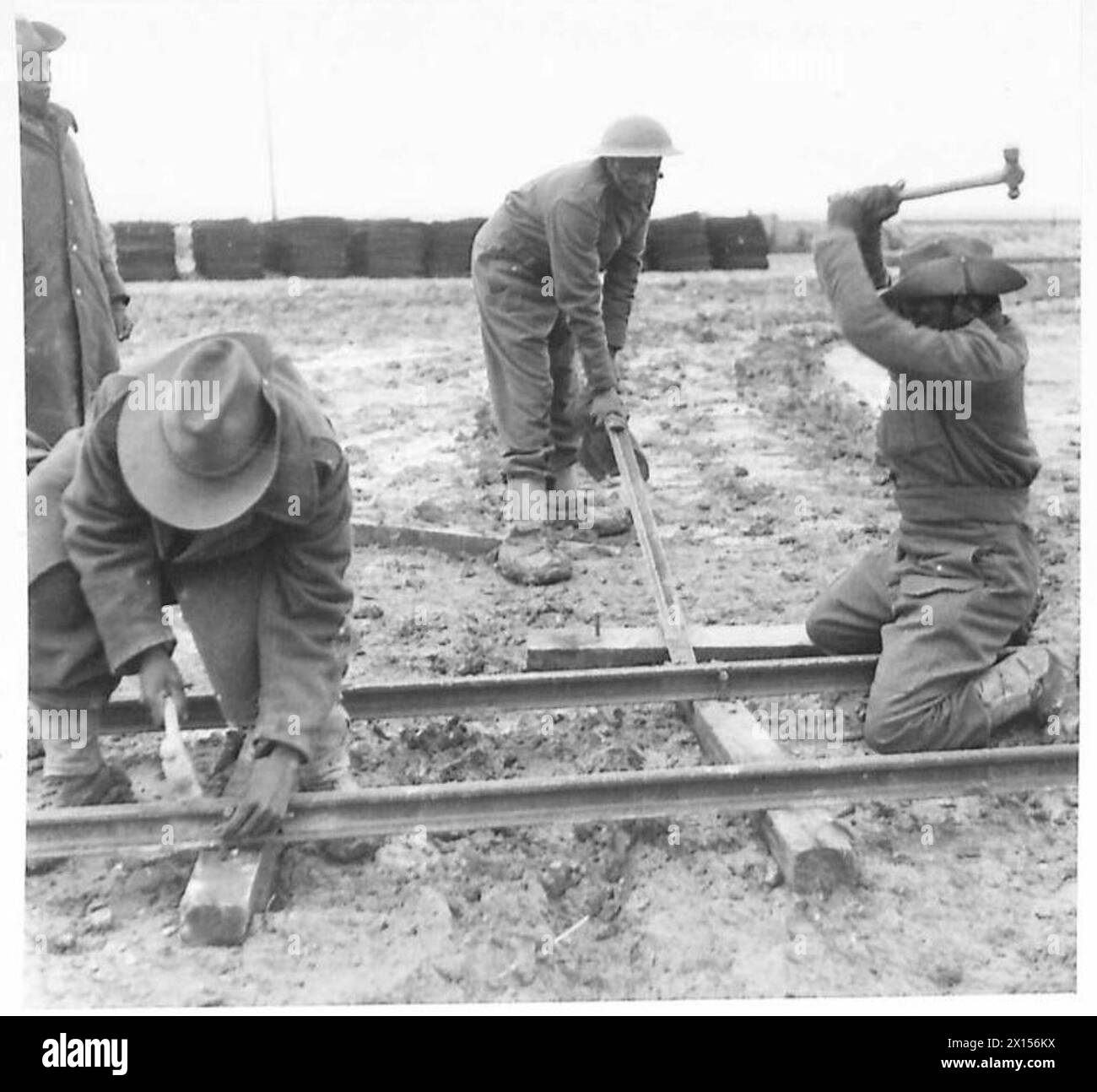 I Bechuanas del Pioneer Corps costruiscono una ferrovia leggera nel loro campo, utilizzando le abilità dei precedenti lavori nei campi minerari sudafricani. Foto Stock