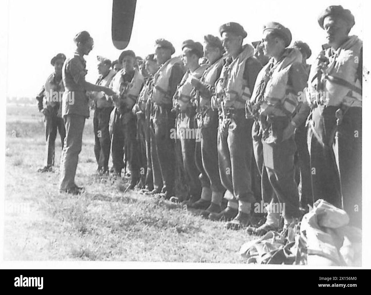 F/Flieut. F. Langley distribuisce lana di cotone agli avieri "Python" per proteggere le orecchie durante il volo di ritorno dall'Italia. Foto Stock F/Flieut. F. Langley distribuisce lana di cotone agli avieri "Python" per proteggere le orecchie durante il volo di ritorno dall'Italia. Foto Stock