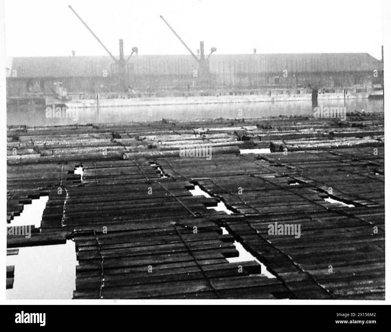 Vista laterale dell'unità A.2 in calcestruzzo lungo il molo presso West India Docks costruita da Taylor Woodrow. Foto Stock