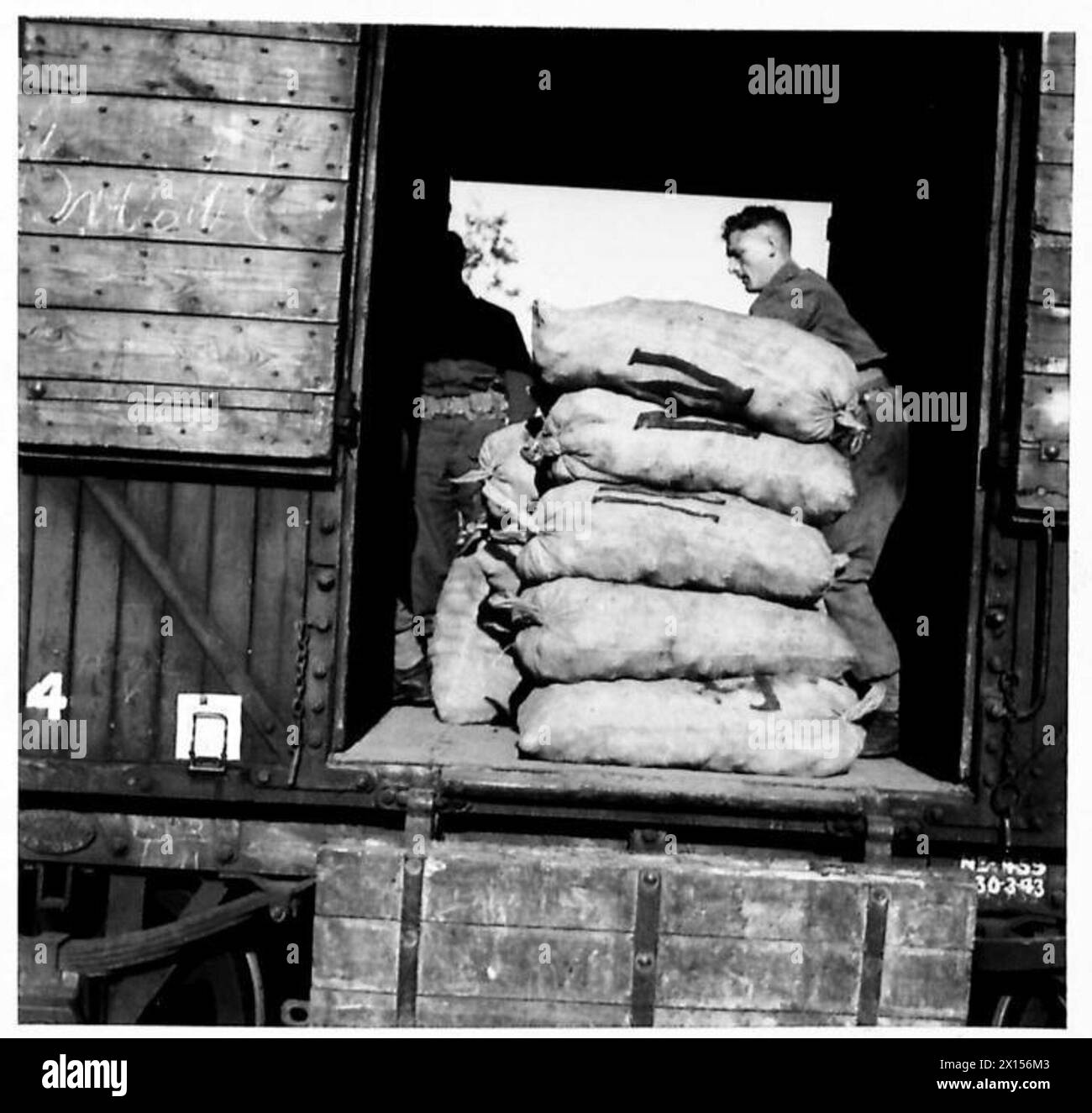 La RASC PARTECIPA ALL'ESERCITAZIONE DI COMANDO ORIENTALE - scaricando sacchi di patate presso la stazione ferroviaria British Army Foto Stock
