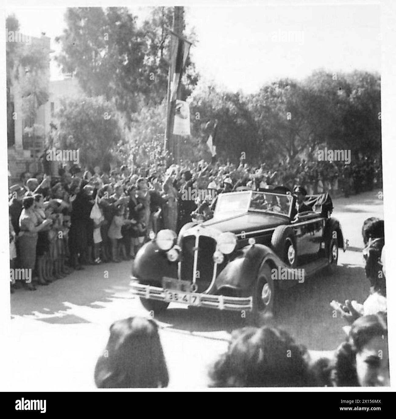 Il primo Ministro della Grecia riceve acclamazioni pubbliche mentre si sposta dai moli all'Acropoli durante l'istituzione del nuovo governo. Foto Stock