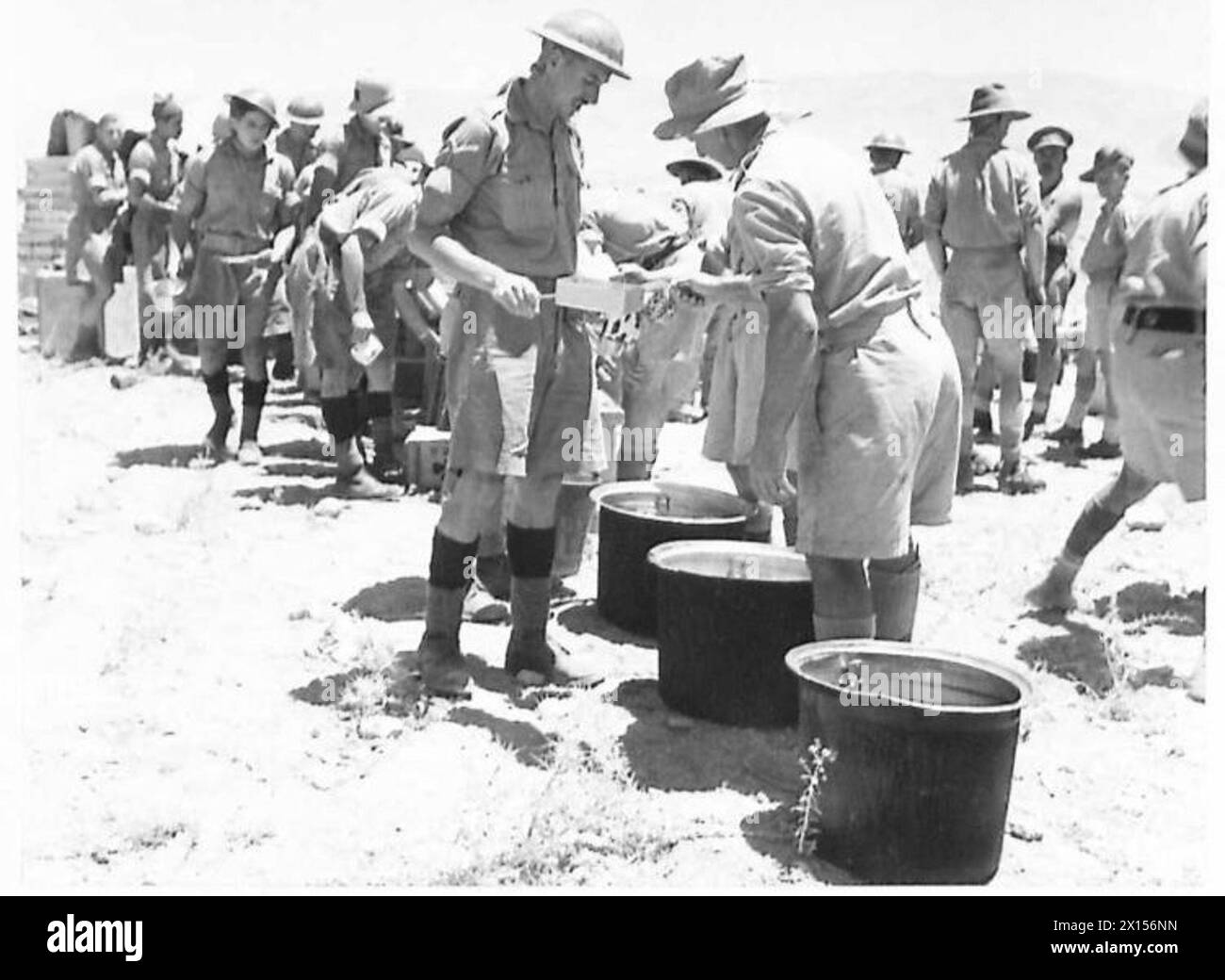 I soldati britannici tornati in Siria ricevettero cibo all'arrivo dopo un mese senza un pasto completo. Foto Stock
