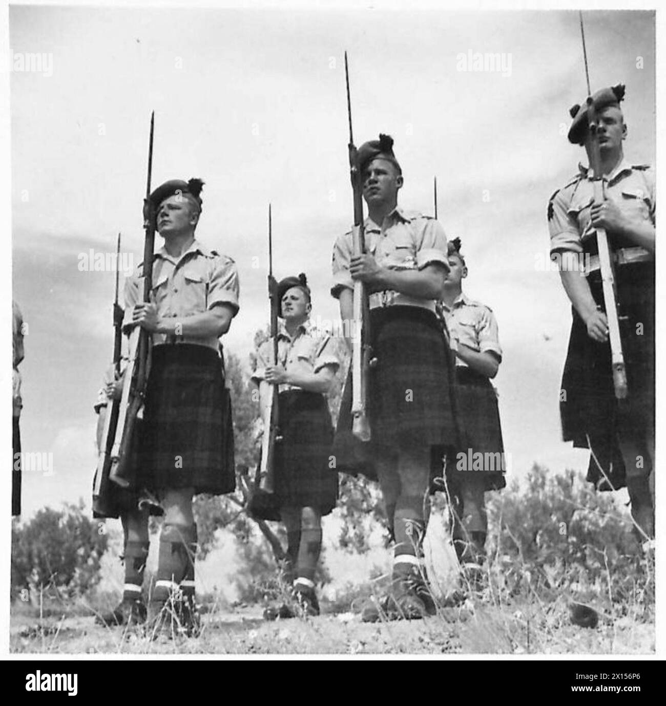 Gli Highlanders del Fifeshire formano una Guardia d'Onore per il governo della RPC dell'VIII Armata al suo ingresso a Sfax, osservando i protocolli militari. Foto Stock