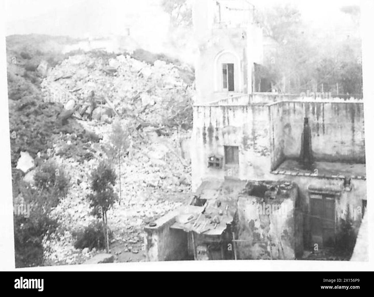 L'eruzione del Vesuvio produce un flusso di lava vulcanica che ingloba San Sabastiano, distruggendo alberi, case e infrastrutture in due città d'Italia. Foto Stock