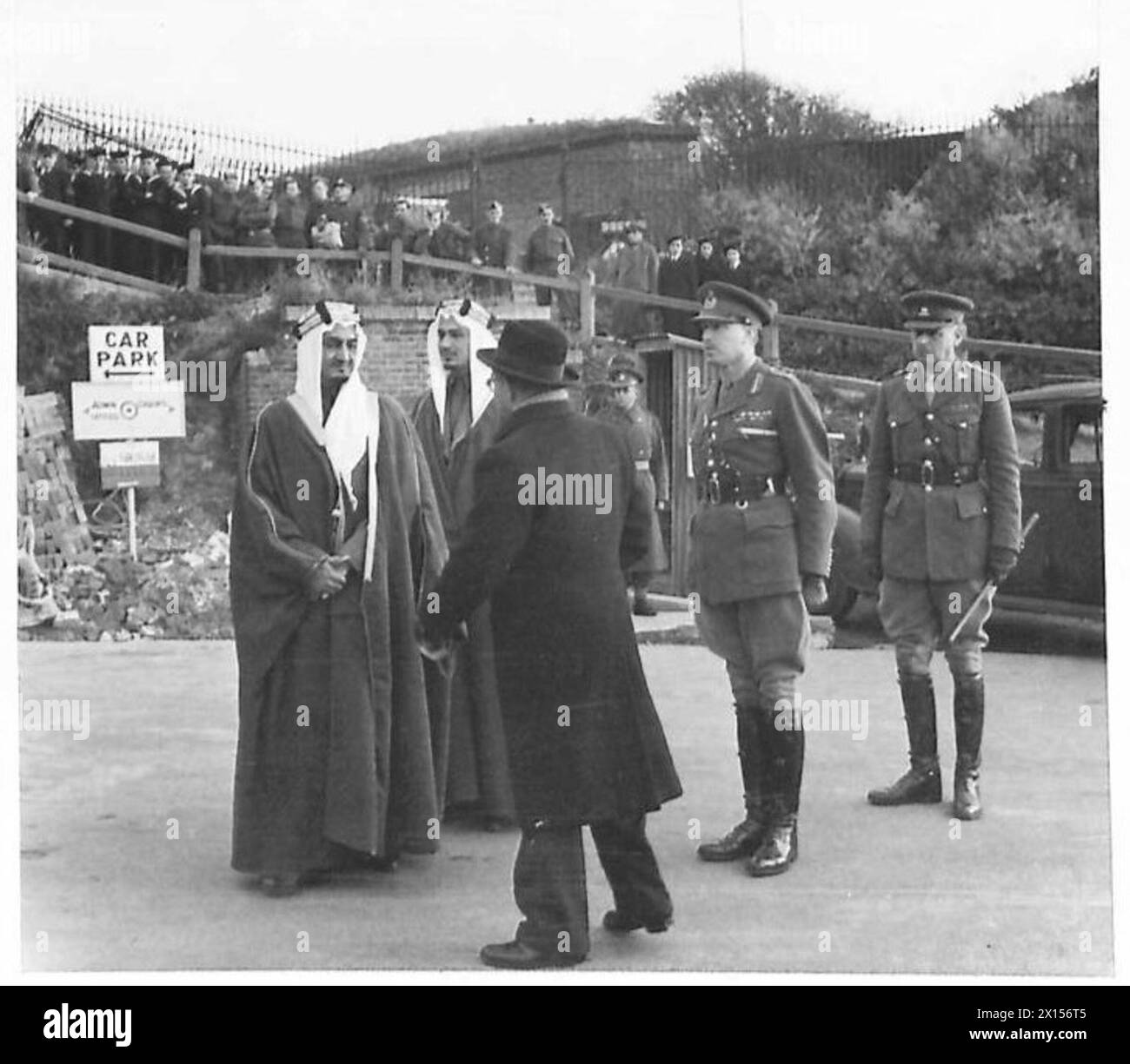 L'emiro Feisal bin 'Abd al-Aziz e suo fratello Khalid visitano il castello di dover durante una visita diplomatica e cerimoniale ufficiale. Foto Stock