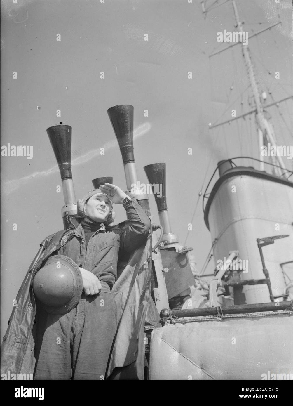Nel 1941, a bordo del cacciatorpediniere HMS Kelvin, un membro dell'equipaggio che indossava un casco antiesplosione ricevette ordini dal ponte. Foto Stock