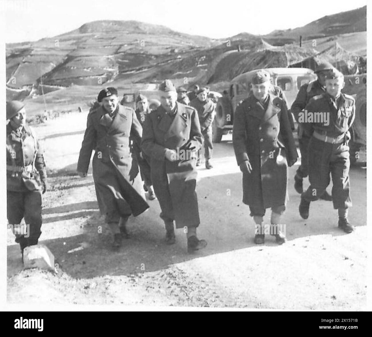 I generali di Anders, Kazimierz Sosnkowski, Stanisław Kopański e Bolesław Duch Walk vicino a Forli del Sannio il 28–29 marzo 1944 durante la visita di Sosnkowski alla Władysław Divisione fucilieri dei Carpazi. Foto Stock
