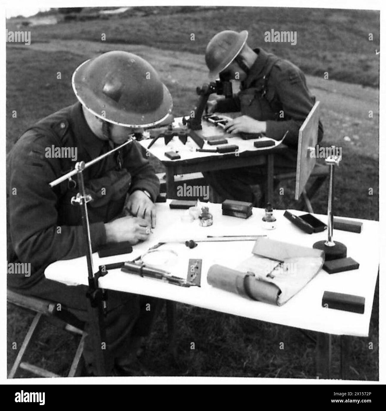 Un caporale nella Mobile Map Making Unit ricopre uniformemente un piatto di emulsione ruotandolo per la produzione di mappe. Foto Stock