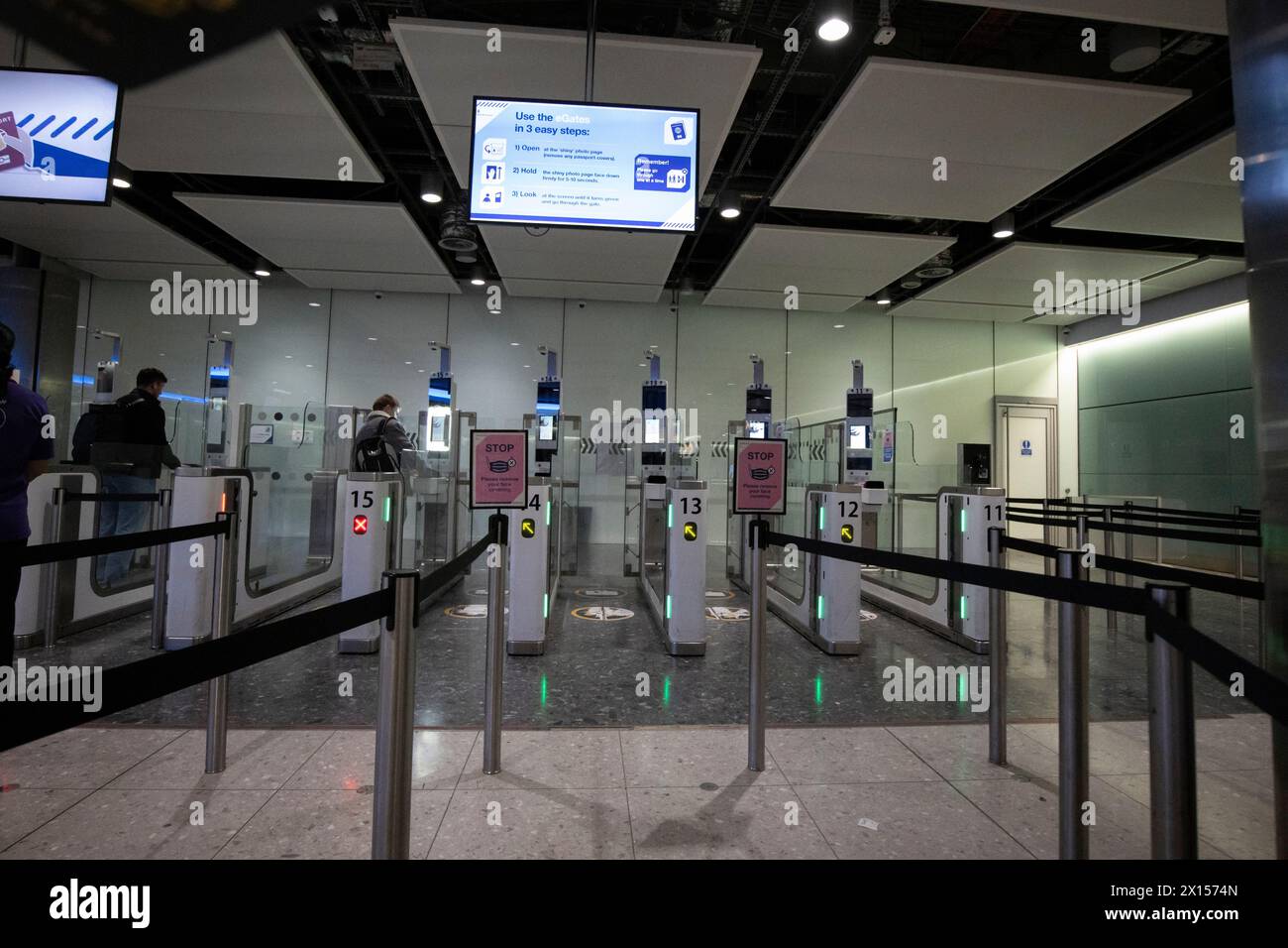 Ingresso al confine con il Regno Unito al terminal 2 di Heathrow, Inghilterra, Londra, Regno Unito Foto Stock