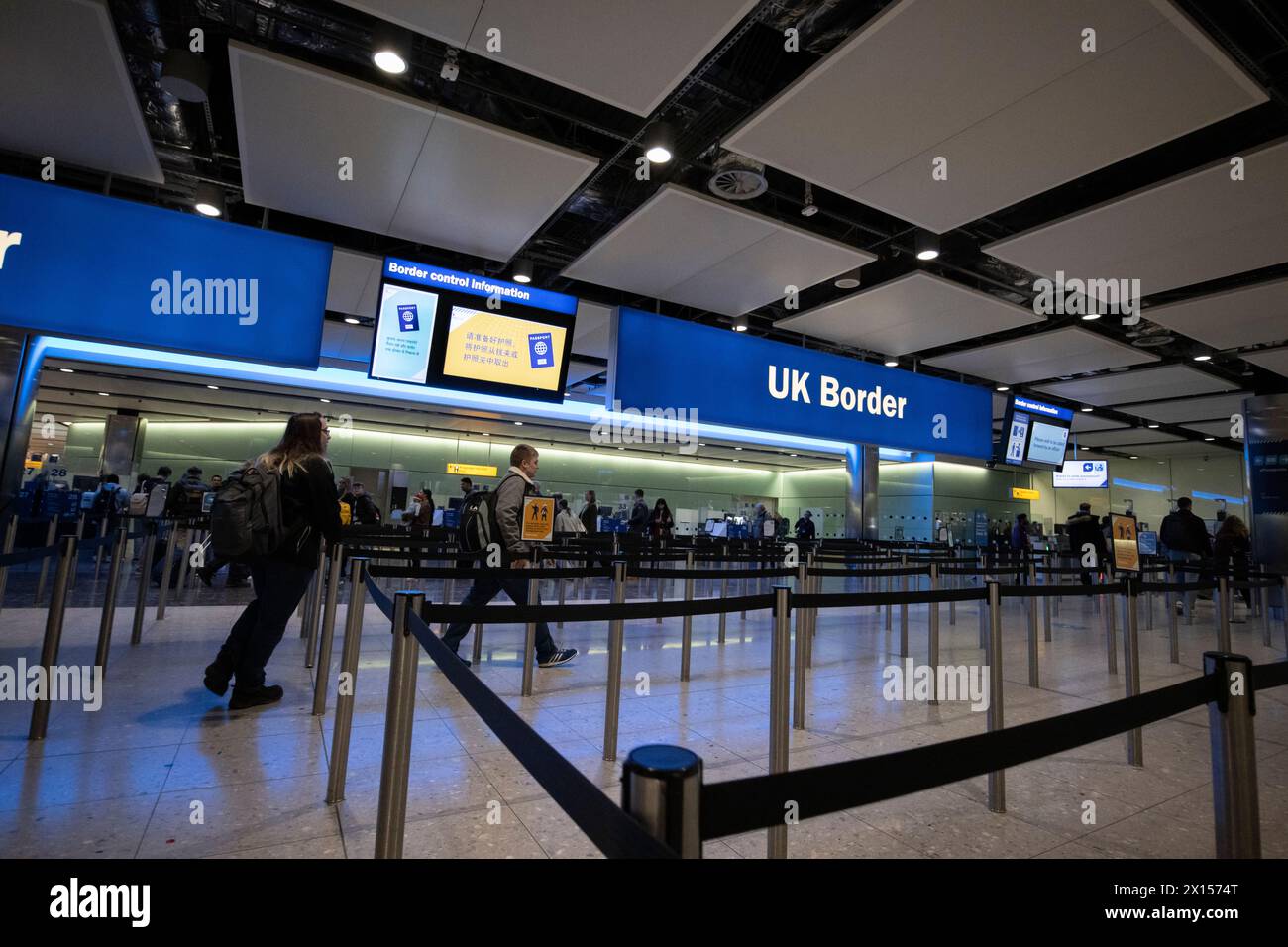 Ingresso al confine con il Regno Unito al terminal 2 di Heathrow, Inghilterra, Londra, Regno Unito Foto Stock