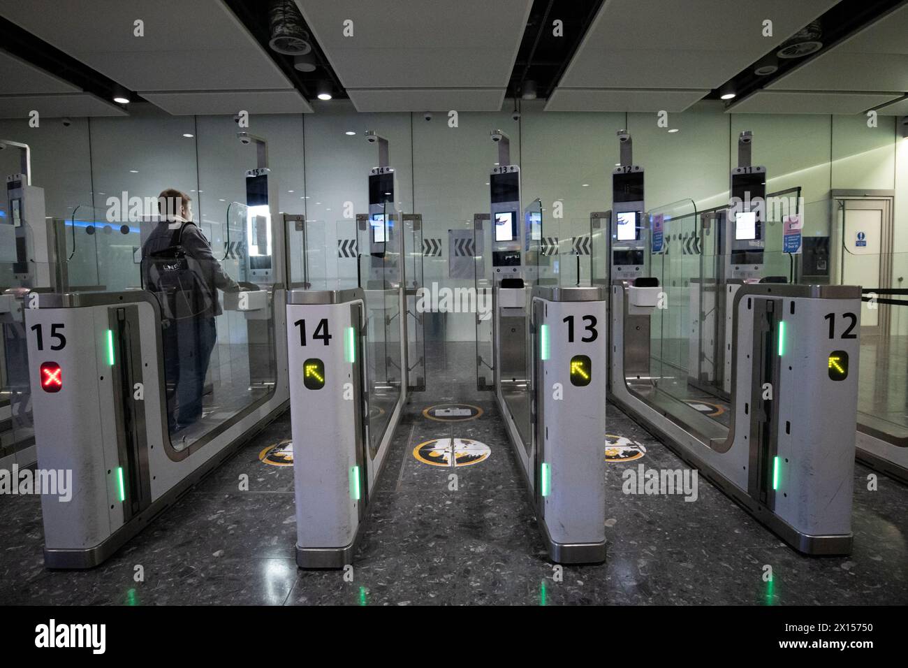Ingresso al confine con il Regno Unito al terminal 2 di Heathrow, Inghilterra, Londra, Regno Unito Foto Stock