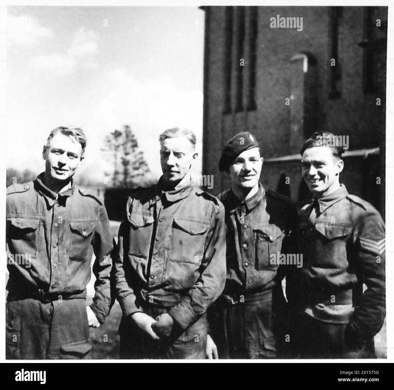 Quattro prigionieri britannici liberati dal 2nd Battalion Irish Guards sono Guardsman S. Morris, Sgt. S.M. McComish, Guardsman D. Murphy e Sgt. T. Cannon, British Army, 21st Army Group. Foto Stock