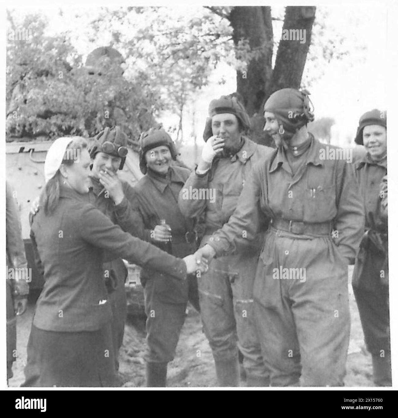 Una ragazza russa liberata ex schiava saluta le truppe russe mentre le forze dell'esercito britannico si collegano con le unità russe, il 21st Army Group. Foto Stock