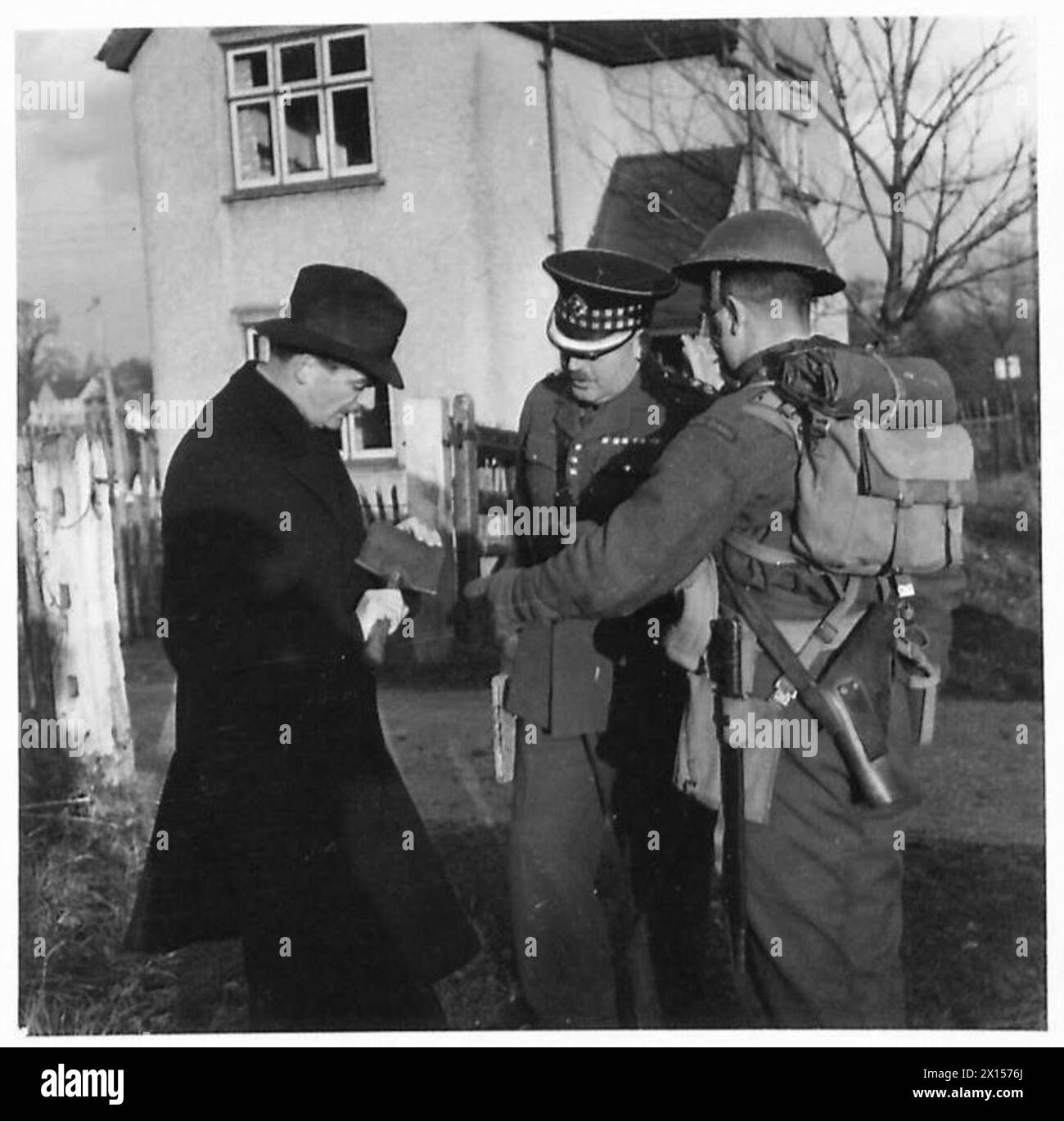 Il signor Eden ispeziona un nuovo strumento di trincea fornito all'esercito insieme al generale Lieut H.L. Graham delle Scots Guards. Foto Stock