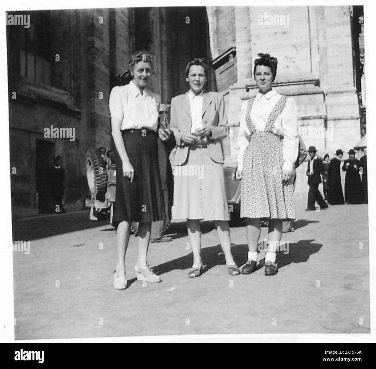La signora Tittman, la signorina Houlden e la signora Nichols, che sono state internate a Nizza, sono documentate nella città del Vaticano durante la resa di Roma alla Quinta Armata in Italia. Foto Stock