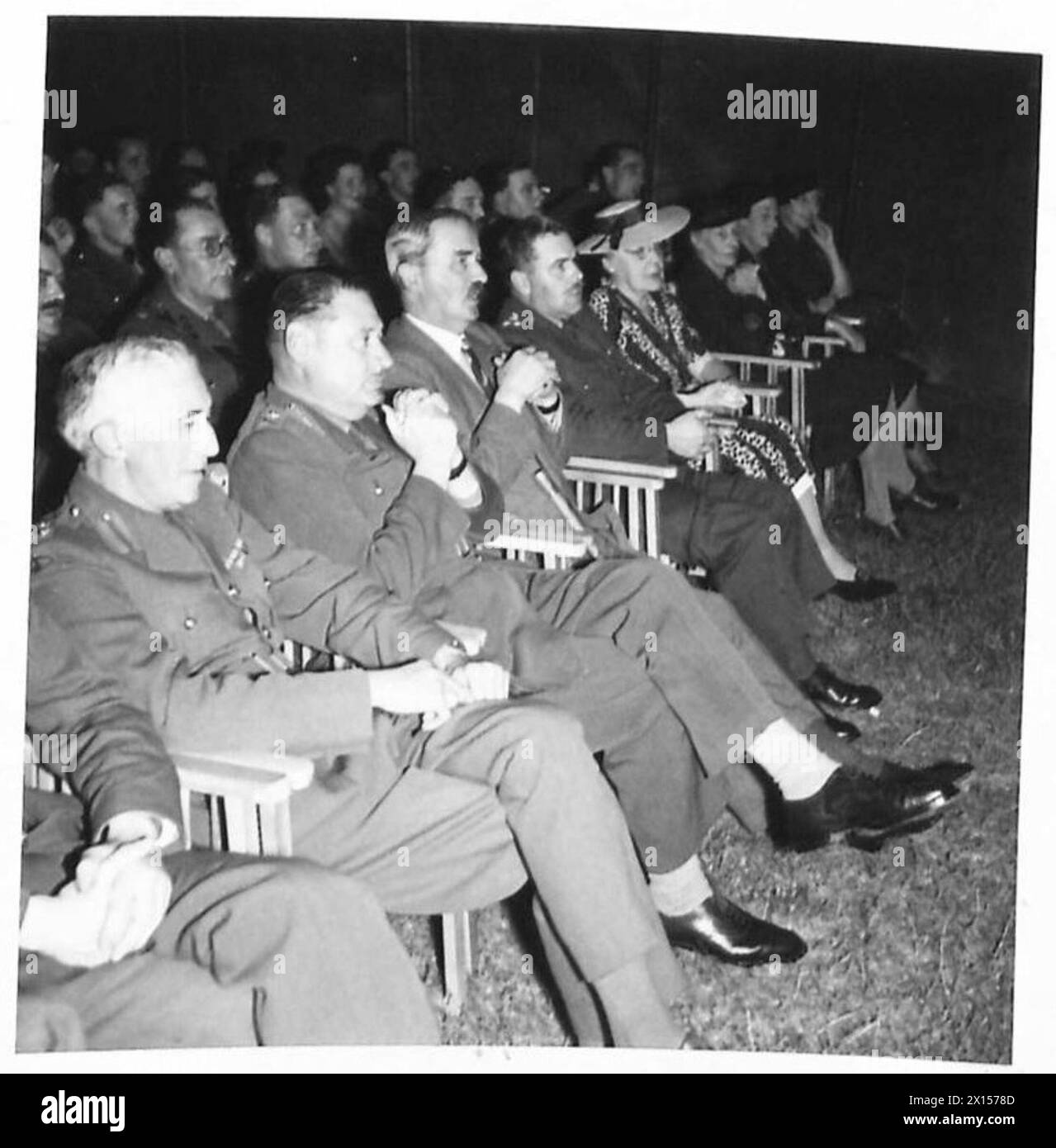 I membri del pubblico partecipano a un concerto della E.N.S.A. all'apertura del Rye Services Club, con alti funzionari militari presenti. Foto Stock